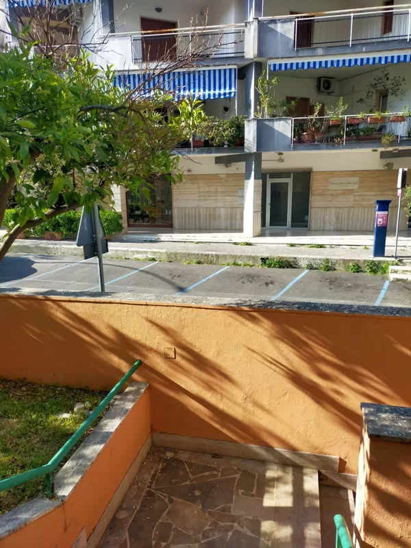 Parcheggio su strada di fronte la struttura 